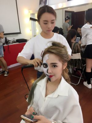 如何選擇一家優(yōu)質(zhì)的化妝培訓(xùn)學(xué)校